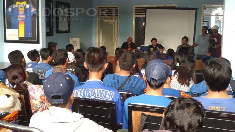 Manajemen klub Arema Cronus berdiskusi dengan Aremania untuk melakukan konvoi. Copyright: &copy; Ian/Indosport